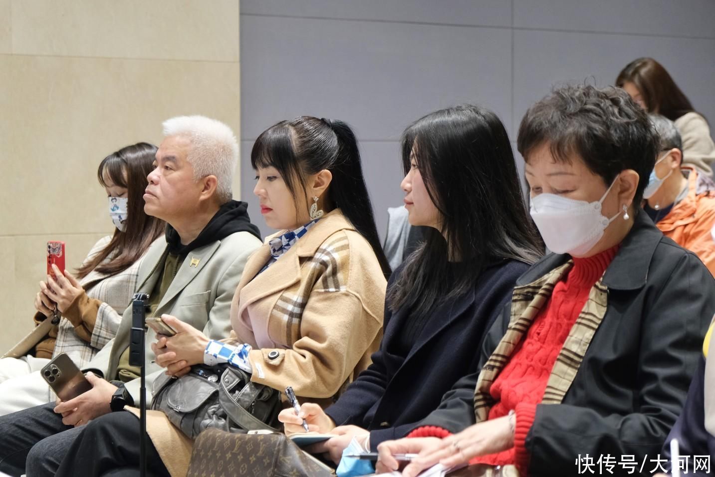 60余名在豫台胞集中办理医保：拿到属于自己的医保卡太开心了！(图3)